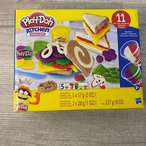 Play-Doh Kitchen Creations Snacks n’ Sandwiches Playset. New In Box